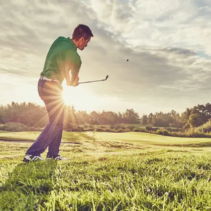 Golfspieler im Gegenlicht auf einem Platz der Provinz