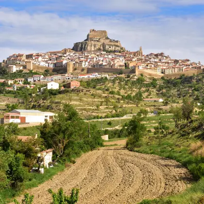 Morella auf seinem Hügel, mit Stadtmauer und Burg