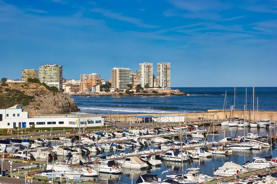 El puerto deportivo de Oropesa lleno de embarcaciones, con los edificios del paseo al fondo