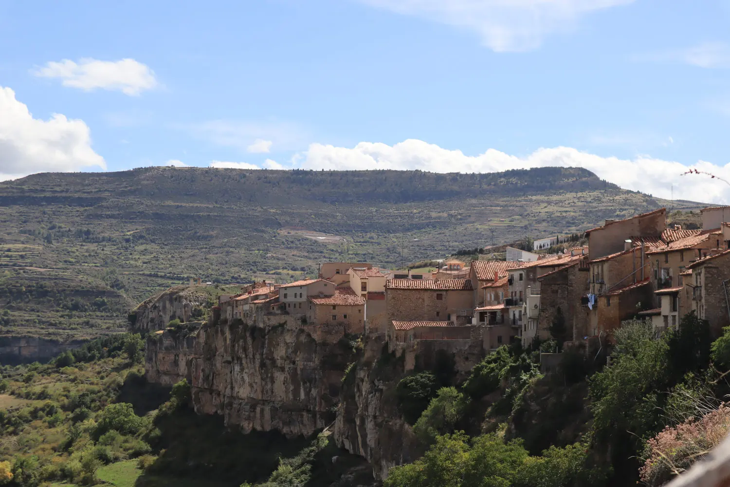Cantavieja asomada al borde del risco, con la sierra al fondo