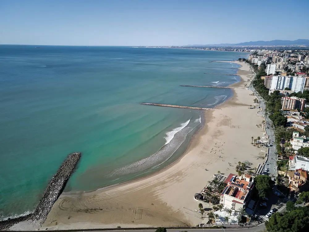 Die Küste von Benicàssim und Castellón aus der Luft, mit dem Meer und dem Desert de les Palmes