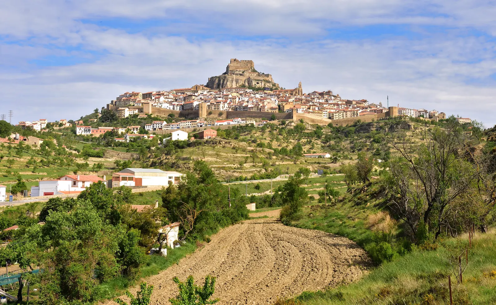 Morella coronada por su castillo, con la muralla rodeando el caserío