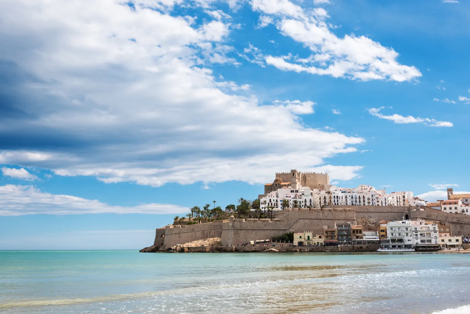 La ciudad fortificada de Peñíscola sobre el mar, con el castillo del Papa Luna en lo alto