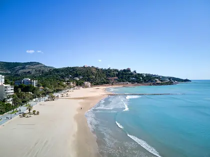 Der Strand von Voramar mit der Küste von Benicàssim im Hintergrund