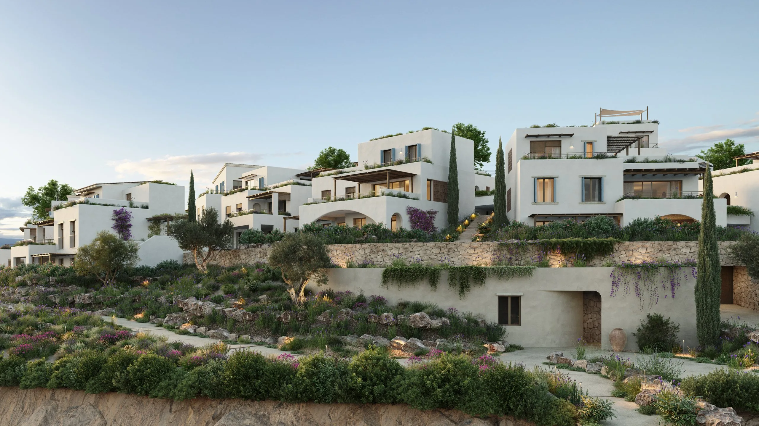 Vita villor i byn Azure, terrasserade uppför sluttningen bland cypresser, olivträd och medelhavsgrönska