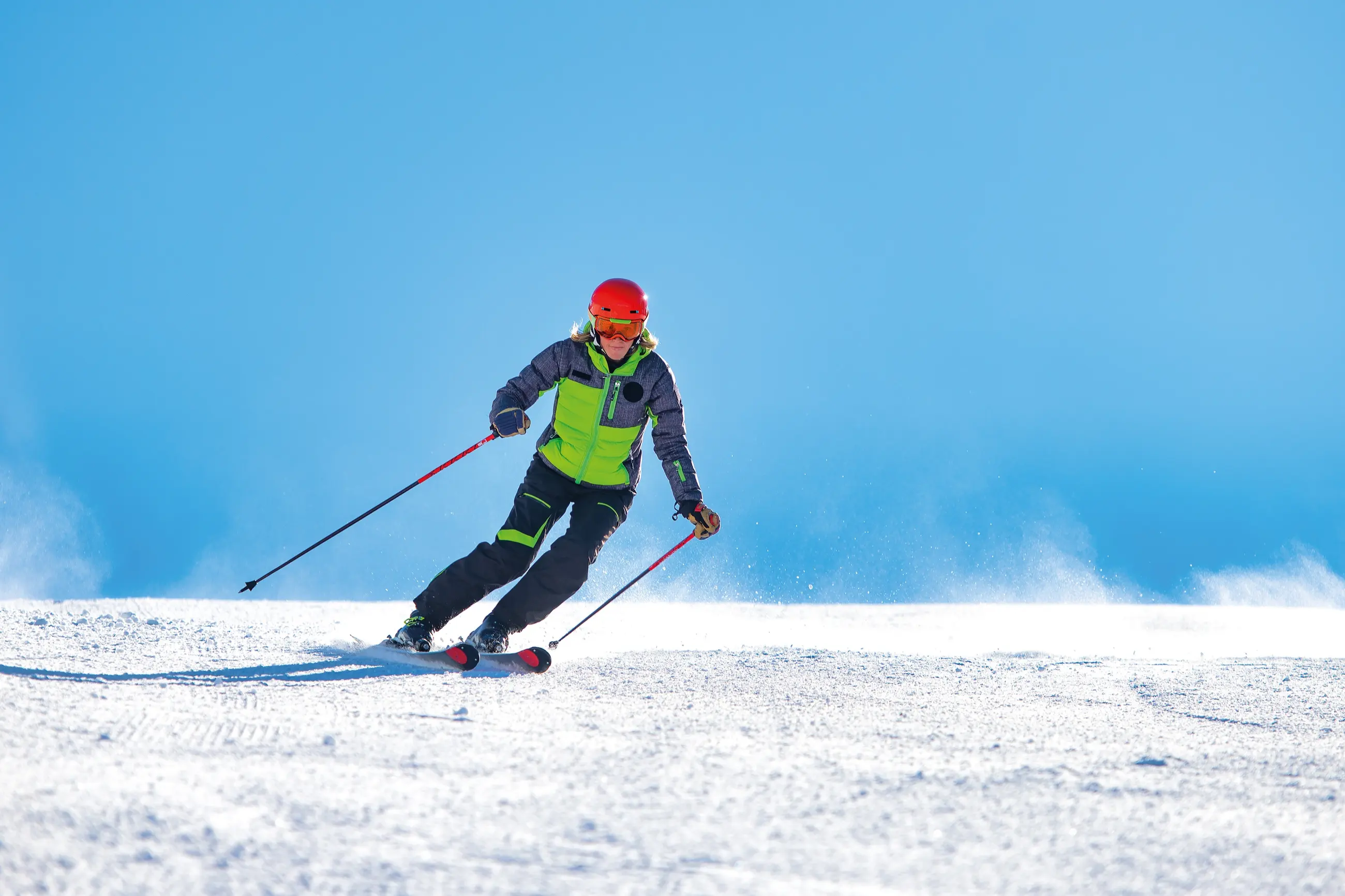 Esquí sobre la nieve de Valdelinares, con el cielo despejado detrás